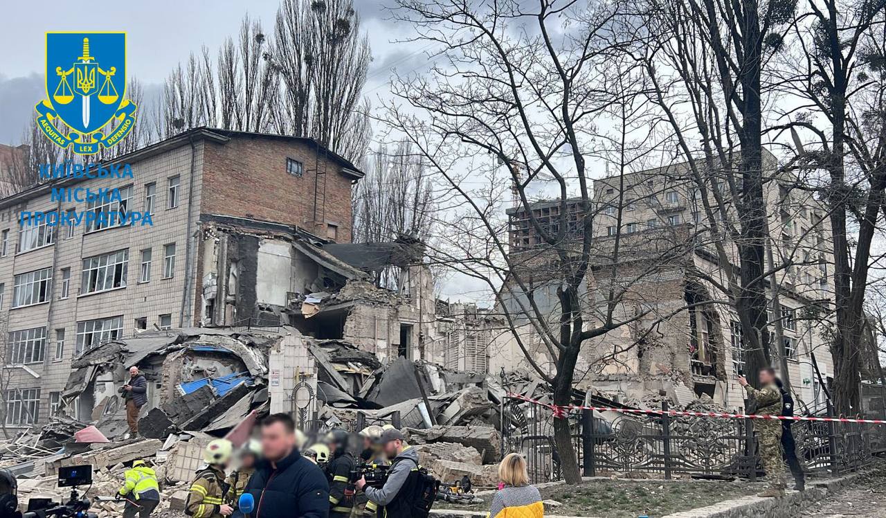 Будівля пошкоджена внаслідок падіння уламків ракети, Київ, 25 березня 2024 року. Фото: Київська міська прокуратура.