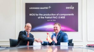 Представники Lockheed Martin та Grupo Oesía підписують угоду, 16 квітня 2024 року.