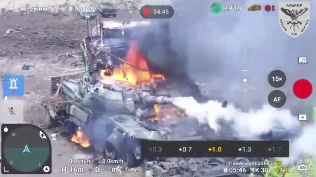 Воїни ЗСУ за допомогою дрона ефектно спалили танк Т-90С рашистів
