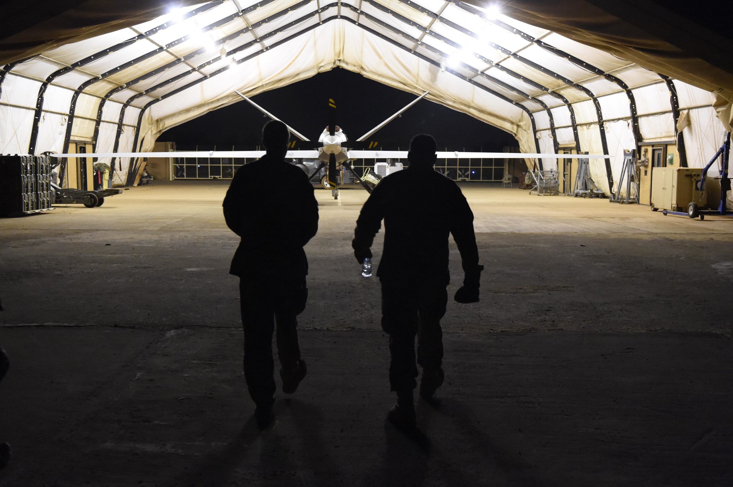 Командир 323-ї експедиційної розвідувальної ескадрильї поряд з безпілотником MQ-9 Reaper trên авіабазі 101, Н ігер, ngày 19 tháng 1 năm 2017. Người viết: Joshua RM Dewberry