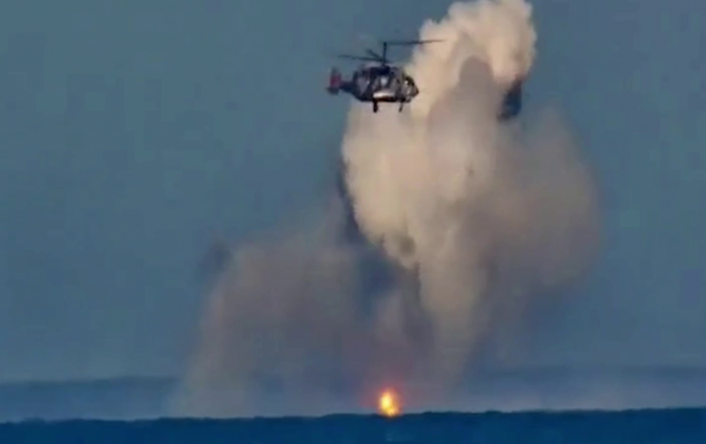 Детонація українського морського дрону внаслідок ураження російським гелікоптером Ка-29, 6 травня 2024 року.