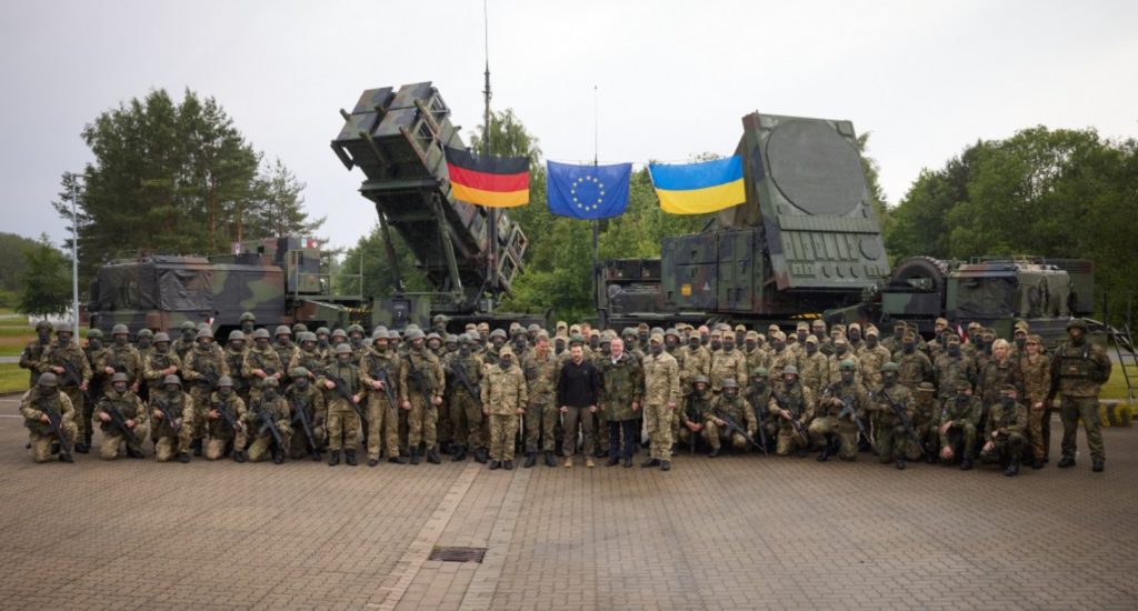 Володимир Зеленський та Борис Пісторіус з військовими на фоні комплексу Patriot. Червень 2024. Німеччина. Фото: Офіс Президента України