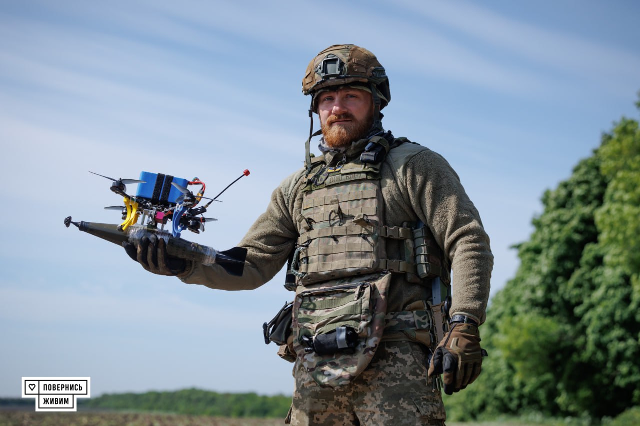 Український військовий з ударним FPV-дроном. 2024 рік. Україна. Фото: фонд «Повернись живим»